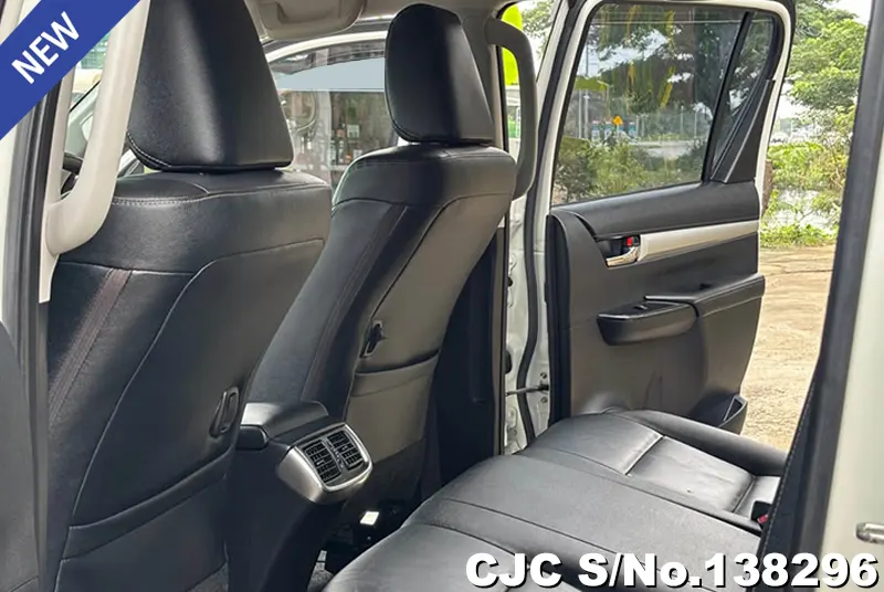 Toyota Hilux in White for Sale Image 9