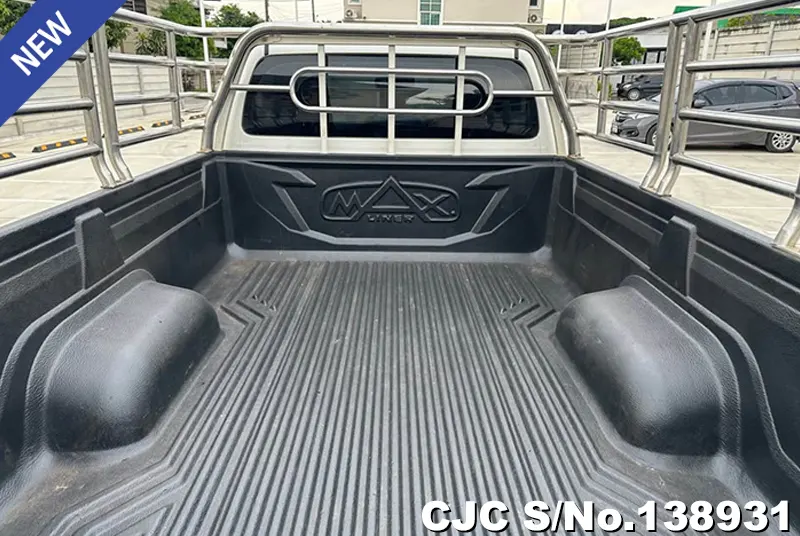 Toyota Hilux in White for Sale Image 8