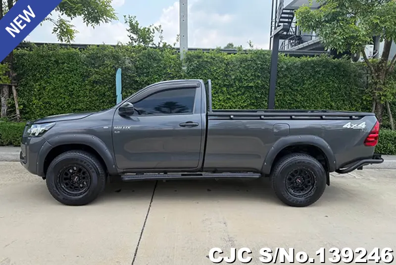 Toyota Hilux in Gray for Sale Image 6